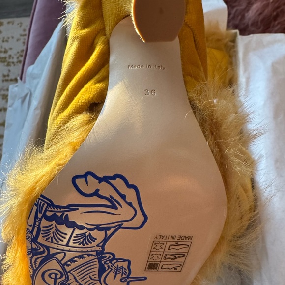 Burberry
Rose 100mm shearling velvet sandals size 36 - Picture 5 of 8